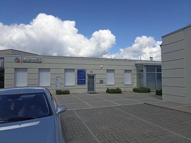 Budynek przy ul. Daszyńskiego 4 w Sycowie widziany od strony parkingu, z szyldem laboratorium LAB-MED