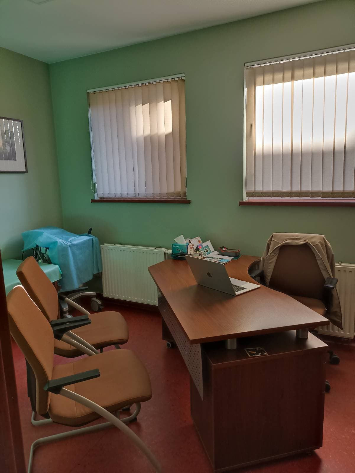 Gabinet widziany od drzwi — fotele dla pacjenta przy biurku lekarza